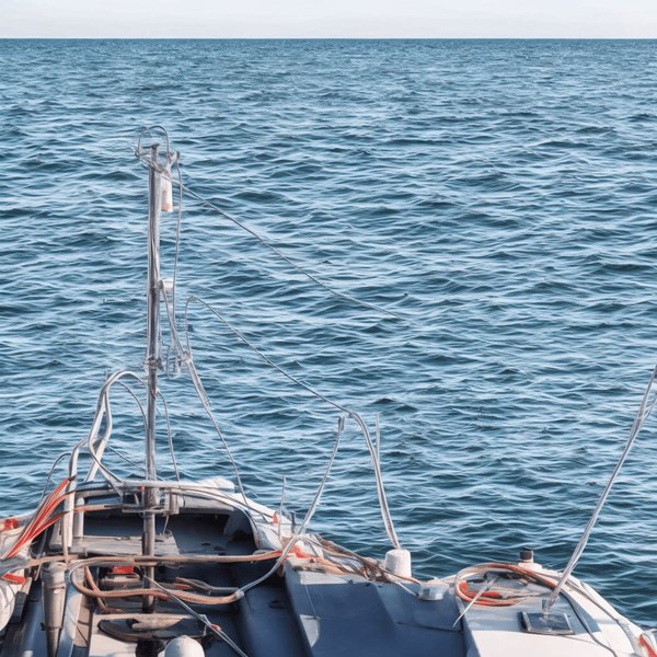 Quelles sont les meilleures pratiques pour maintenir la charge d'une batterie de bateau durant l'hiver ?
